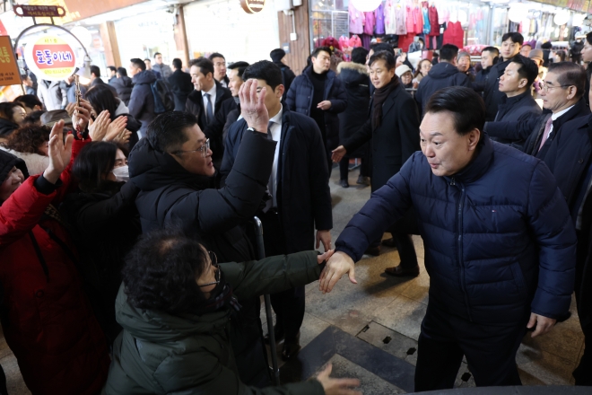 윤석열 대통령이 25일 경기도 의정부시 의정부제일시장을 찾아 상인, 시민들과 악수하며 인사하고 있다. 2024.1.25 연합뉴스