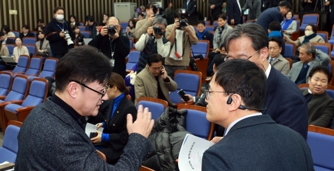 홍익표(왼쪽) 더불어민주당 원내대표와 박주민(오른쪽) 원내수석부대표가 25일 국회에서 열린 의원총회에서 얘기를 나누고 있다. 연합뉴스