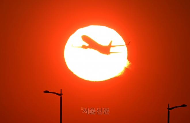 인천공항 일출 비행기 이륙. 2023.12.22 도준석 기자