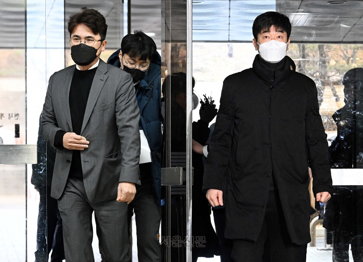 후원 업체로부터 뒷돈을 받은 혐의를 받는 프로야구 기아 타이거즈의 장정석 전 단장(왼쪽)과 김종국 전 감독이 30일 서울 서초구 서울중앙지방법원에서 열린 구속 전 피의자 심문(영장실질심사)에 출석하고 있다. 2024.1.30 오장환 기자