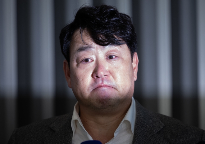 진갑용 기아 타이거즈 감독 대행이 29일 오후 호주 캔버리에서 전지훈련을 하기 위해 인천국제공항에서 출국하기 전 취재진 질문에 딥변하고 있다. 2024.1.29 뉴스1