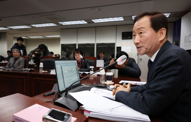 류희림 방송통신심의위원장(오른쪽)이 30일 서울 양천구 목동 방송통신심의위윈회 대회의실에서 방송심의소위원회 회의를 주재하고 있다. 연합뉴스
