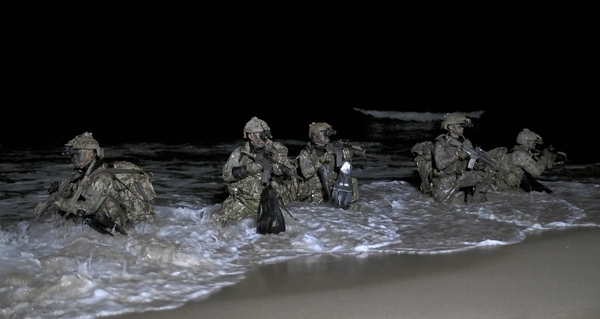 해군 특수전전단 특전요원(UDT/SEAL)들이 16일~25일까지 혹한기 훈련을 실시하고 있는 가운데 지난 17일 강원도 동해안 일대에서 해안침투 훈련이 진행되고 있다. 2024.1.24 해군 제공