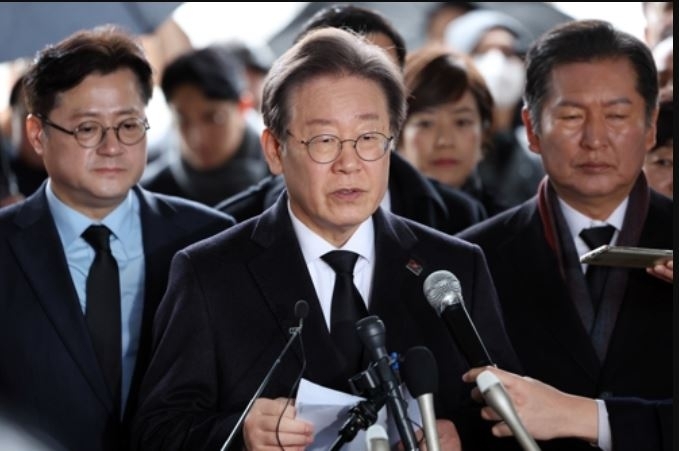 통합형 위성정당 추진 발표하는 이재명