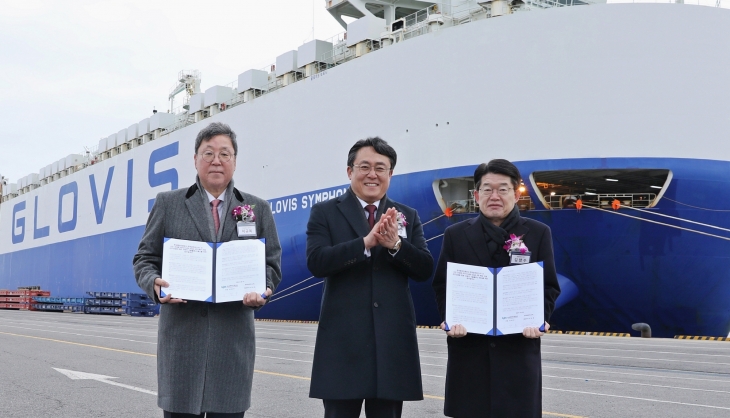 이규복(왼쪽부터) 현대글로비스 대표이사, 강도형 해양수산부 장관, 김양수 한국해양진흥공사 사장이 6일 현대글로비스 평택항 자동차 전용 터미널에서 기념촬영을 하고 있다. 현대글로비스 제공
