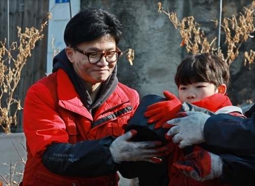 연탄 나눔 봉사 나선 한동훈 국민의힘 비대위원장