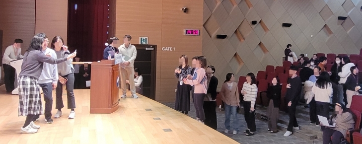 ‘충주시 홍보맨’ 김선태 주무관이 지난달 24일 세종시 인사혁신처 특강을 마친 후 공무원들과 사진 촬영을 하고 있다. 김 주무관과 촬영하기 위해 공무원들이 길게 준을 선 모습이 보인다.