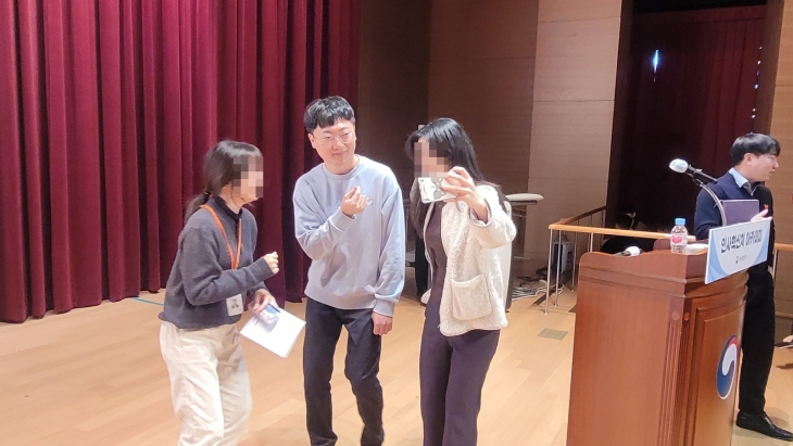 ‘충주시 홍보맨’ 김선태 주무관이 지난달 24일 세종시 인사혁신처 특강을 마친 후 공무원들과 사진 촬영을 하고 있다.