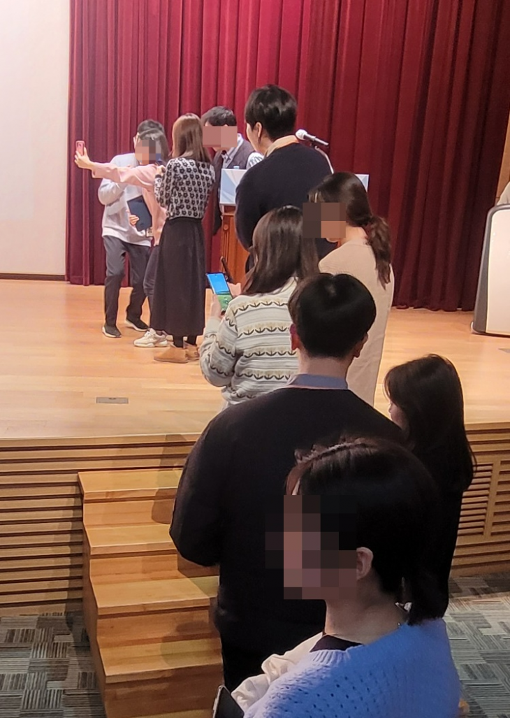‘충주시 홍보맨’ 김선태 주무관이 지난달 24일 세종시 인사혁신처 특강을 마친 후 공무원들과 사진 촬영을 하고 있다. 길게 줄을 선 모습.