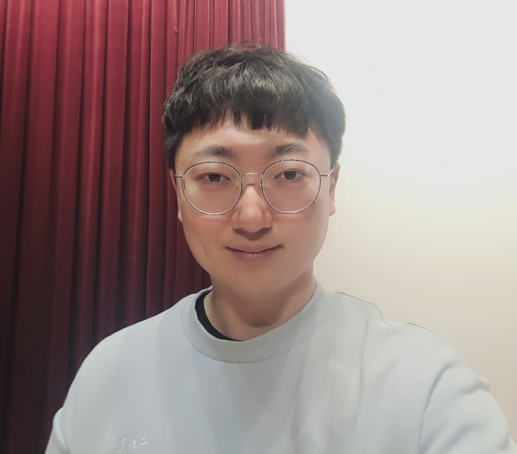 ‘충주시 홍보맨’ 김선태 주무관은 지난달 24일 세종시 인사혁신처 특강을 마친 후 김 주무관의 ‘셀카’를 찍어달라는 기자의 요청에 기꺼이 응했다.