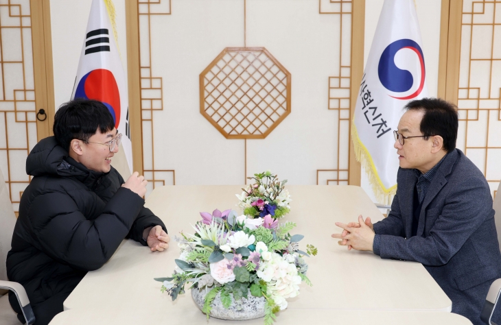 ‘충주시 홍보맨’ 김선태 주무관이 지난달 24일 세종시 인사혁신처 특강에 앞서 김승호 인사혁신처장과 충TV 인터뷰를 하고 있다. 인사혁신처 제공