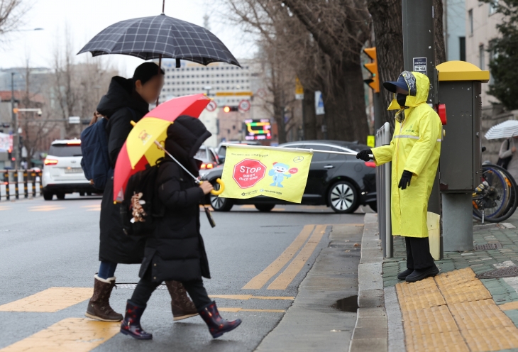 5일 오전 서울 한 초등학교에서 한 학생이 돌봄교실에 참여하기 위해 들어서고 있다. 2024.2.5 연합뉴스