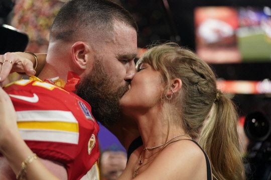 미국 팝스타 테일러 스위프트(오른쪽)가 미국프로풋볼(NFL) 캔자스시티 치프스와 샌프란시스코 포티나이너스의 슈퍼볼 경기가 열린 11일(현지시간) 네바다주 라스베이거스 얼리전트 스타디움에서 남자친구인 캔자스시티의 트래비스 켈시와 키스하고 있다. AP=연합뉴스