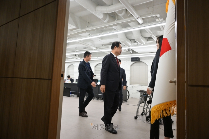 국민의힘 정영환 공천관리위원장이 14일 서울 여의도 당사에서 제22대 총선을 앞두고 1차 단수추천 지역을 발표한 후 회의가 비공개로 전환되고 있다. 2024.2.14 오장환 기자