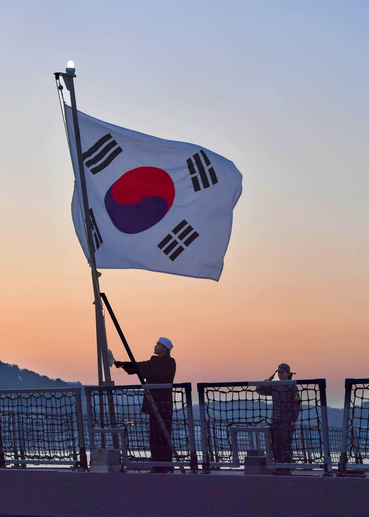 태극기 게양하는 해군 장병