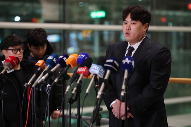 한화 이글스와 계약하며 12년만에 한국프로야구 KBO리그로 돌아오는 류현진이 23일 인천국제공항 제2여객터미널에서 한화 2차 캠프 합류를 위해 일본으로 출국하기 전 취재진 질문에 답하고 있다. 2024.2.23 연합뉴스