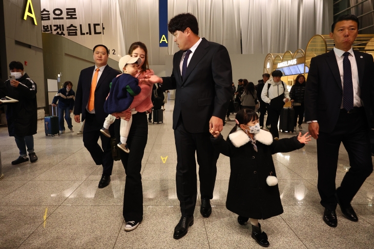 한화 이글스와 계약하며 12년만에 한국프로야구 KBO리그로 돌아오는 류현진이 23일 오전 인천국제공항 제2여객터미널에서 한화 2차 캠프 합류를 위해 출국하며 가족들에게 인사하고 있다. 2024.2.23 연합뉴스