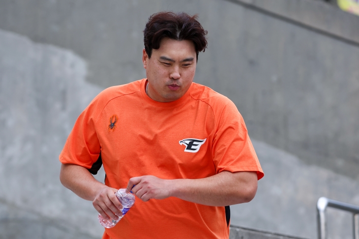 한화 이글스와 8년 최대 총액 170억원에 계약한 류현진이 23일 일본 오키나와현 고친다 구장에서 열린 한화 이글스 2차 스프링캠프 훈련에서 불펜피칭을 마치고 물을 마시고 있다. 2024.2.23 야에사 오키나와현 연합뉴스
