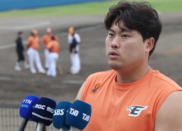 류현진이 23일 일본 오키나와현 고친다 구장에서 열린 한화 이글스 2차 스프링캠프 훈련을 마치고 취재진과 인터뷰하고 있다. 2024.2.23 야에사 오키나와현 연합뉴스