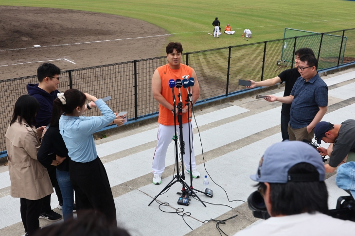 류현진이 23일 일본 오키나와현 고친다 구장에서 열린 한화 이글스 2차 스프링캠프 훈련을 마치고 취재진과 인터뷰하고 있다. 2024.2.23 야에사 오키나와현 연합뉴스