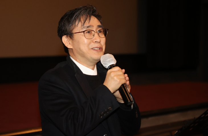 김덕영 감독이 지난 16일 서울 여의도 CGV에서 열린 다큐멘터리 영화 ‘건국전쟁’ 무대 인사에서 인사말을 하고 있다. 연합뉴스
