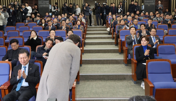인사하는 이재명 대표