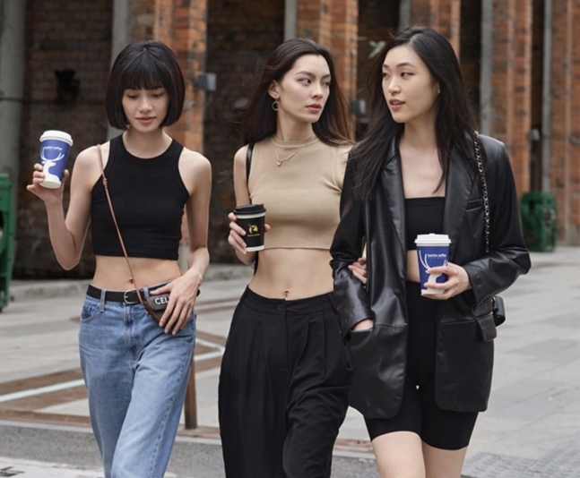 루이싱커피를 들고 있는 소비자들. 루이싱커피 홈페이지