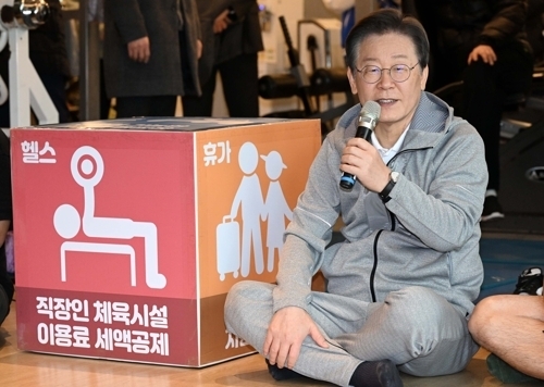더불어민주당 이재명 대표가 28일 은평구 한 헬스장에서 직장인 정책간담회를 하고 있다. 2024.2.28 사진공동취재단