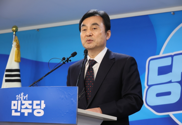 안규백 더불어민주당 전략공천관리위원장이 29일 서울 여의도 중앙당사에서 전략공관위 회의 결과를 발표하고 있다. 연합뉴스