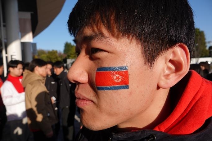 인공기 얼굴에 그리고 나온 조총련 응원단
