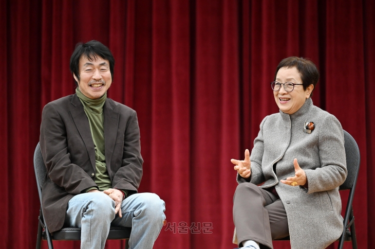 4일 서울 세종문화회관 연습실에서 만난 고선웅(왼쪽) 서울시극단장과 김미혜 한양대 연극영화학과 명예교수가 오는 29일 M씨어터 무대에 오르는 헨리크 입센의 연극 ‘욘’ 이야기를 하고 있다. 서울시극단의 올해 첫 작품인 ‘욘’은 입센이 만년에 쓴 작품이다. 김 교수는 국내에서 처음 입센의 전집을 노르웨이어 원전으로 옮긴 공로로 노르웨이 왕실 훈장을 받은 바 있다. 도준석 전문기자