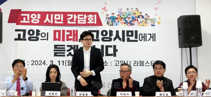 인사하는 한동훈 비대위원장
