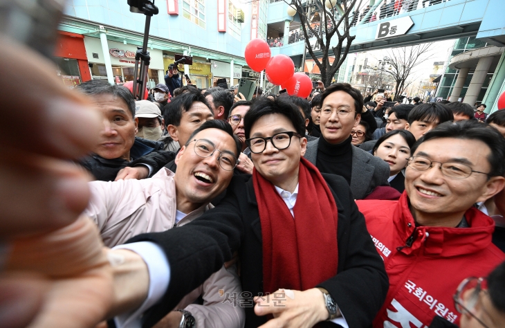 한동훈 국민의힘 비상대책위원장이 총선을 한 달 앞둔 11일 경기 고양시 일산동구 라페스타를 찾아 시민들과 함께 사진을 촬영하고 있다. 고양은 21대 총선에서 1석도 얻지 못한 국민의힘의 수도권 험지로 꼽힌다. 2024.3.11 안주영 전문기자