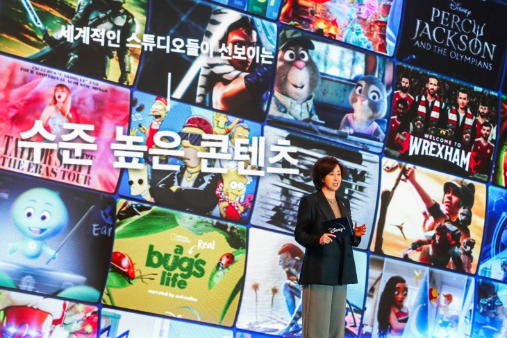 김소연 월트디즈니 코리아 대표가 12일 서울 JW 메리어트 동대문 스퀘어 서울에서 ‘2024 디즈니+ 콘텐츠 라인업 미디어 데이’에서 한국 콘텐츠 전략을 발표하고 있다. 디즈니+