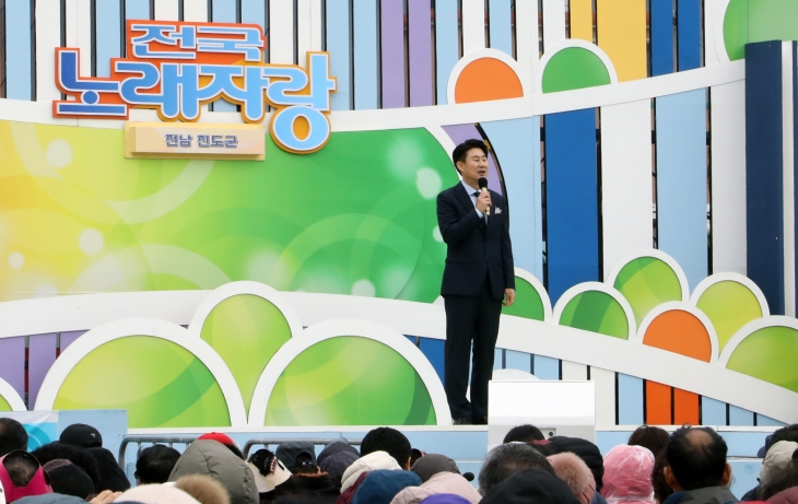 남희석이 12일 전남 진도 제44회 신비의 바닷길 축제에서 열린 KBS 전국노래자랑 진도편 녹화장에서 리허설을 하고 있다. 2024.3.12 진도 뉴스1