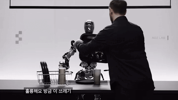 지난 13일 휴머노이드 로봇 스타트업 피규어 AI(Figure AI)가 챗GPT 개발사 오픈 AI와 협업한 AI 로봇을 공개했다. 로봇은 “쓰레기를 줍는 동안 방금 사과를 준 이유를 설명해달라”는 요구에 “테이블에 놓인 것 중 유일하게 먹을 수 있는 것이 사과였기 때문에 사과를 드렸다”고 설명하며 쓰레기도 동시에 치웠다. 유튜브 ‘Figure’ 캡처