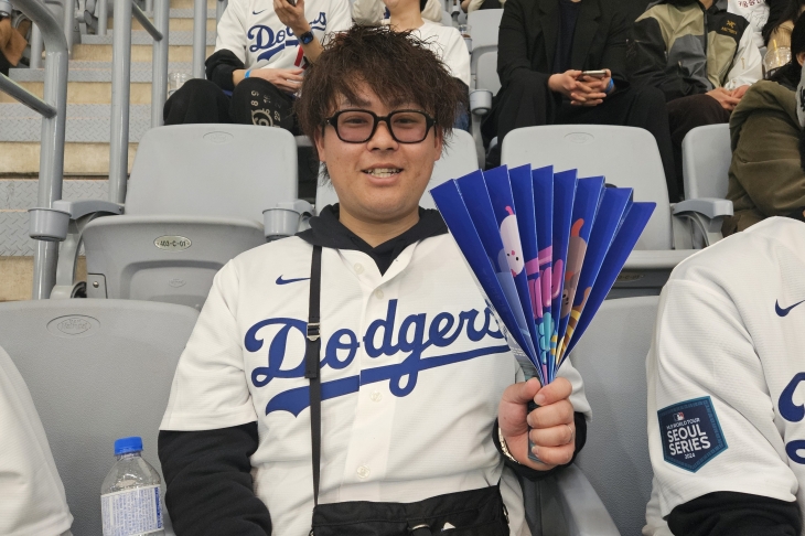 오타니를 응원하기 위해 온 일본인 팬이 밝게 웃고 있다. 스포츠서울 황혜정 기자