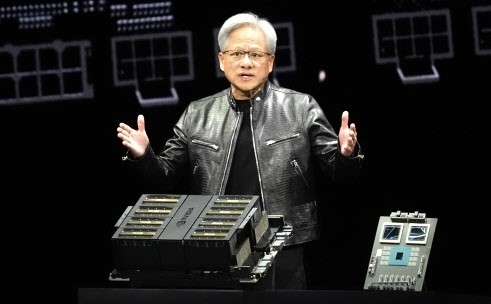 젠슨 황 엔비디아 최고경영자(CEO)가 지난 3월 18일 미국 캘리포니아 새너제이에서 열린 엔비디아 연례 개발자 콘퍼런스 ‘GTC 2024’에서 기조연설을 하고 있다. 세너제이 AP 연합뉴스
