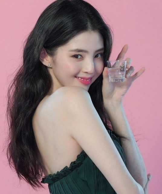 소주 ‘처음처럼’ 광모 모델 배우 한소희. 롯데칠성음료 제공