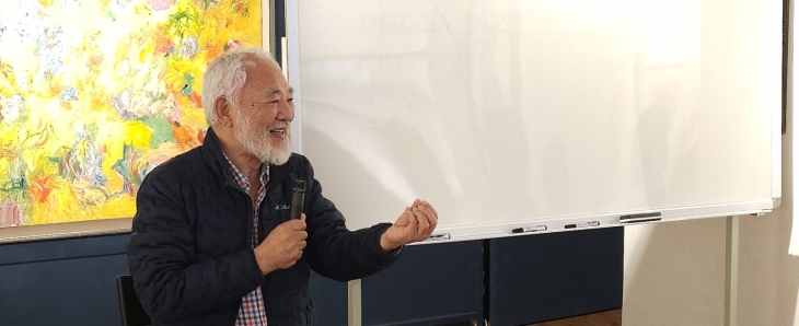 전경수 서울대 인류학과 명예교수가 20일 제주돌문화공원 누보카페에서 열린 북토크에서 독자들과 대화를 나누고 있다. 제주 강동삼 기자