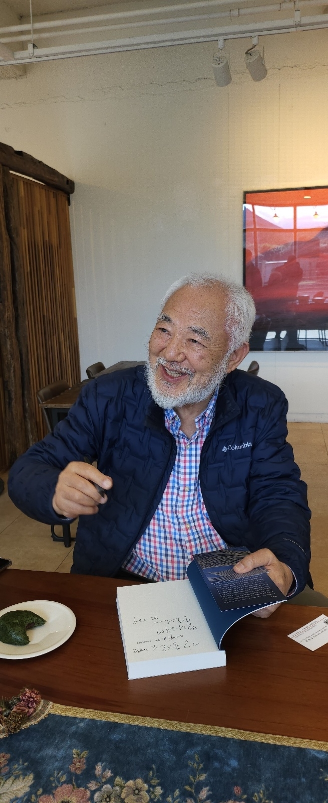 전경수(75) 서울대학교 인류학과 명예교수가 20일 제주돌문화공원 누보카페에서 열리는 북토크 하기 전에 저서 ‘울릉도 오딧세이’에 사인을 해주다가 웃고 있다. 제주 강동삼 기자
