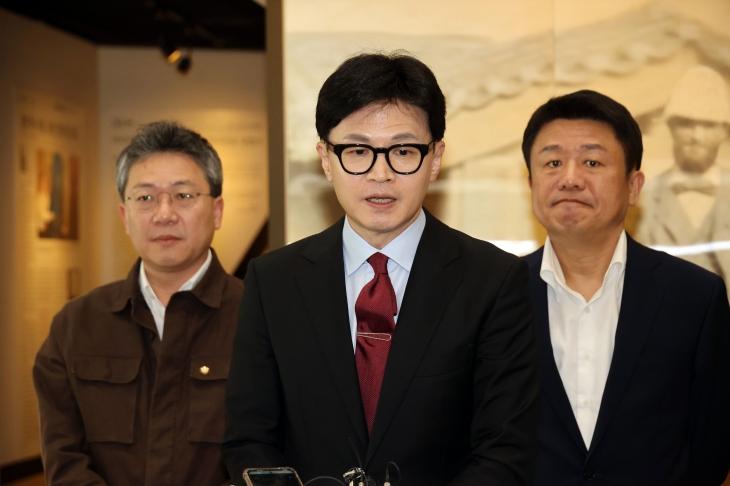 취재진 질문에 답하는 한동훈 위원장