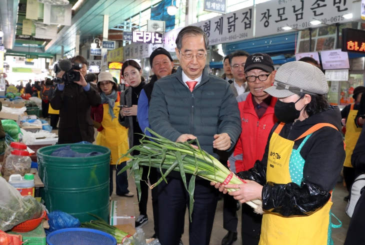 재래시장에서 파 구매하는 한 총리