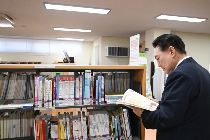 윤석열 대통령이 14일 전남 무안군 오룡초등학교 도서관에서 늘봄학교 간담회를 마친 뒤 도서관을 둘러보고 있다. 대통령실 제공
