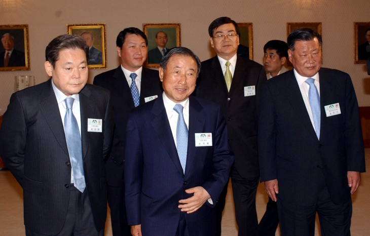 2004년 5월 열렸던 당시 노무현 대통령과 대기업 회장단의 간담회에 참석한 그룹 총수들이 청와대 세종홀로 들어서고 있다. 앞줄 왼쪽부터 고 이건희 삼성그룹 회장, 고 조석래 효성그룹 명예회장, 정몽구 현대자동차그룹 명예회장. 뒷줄 왼쪽부터 최태원 SK그룹 회장, 고 조양호 한진그룹 회장. 서울신문 DB