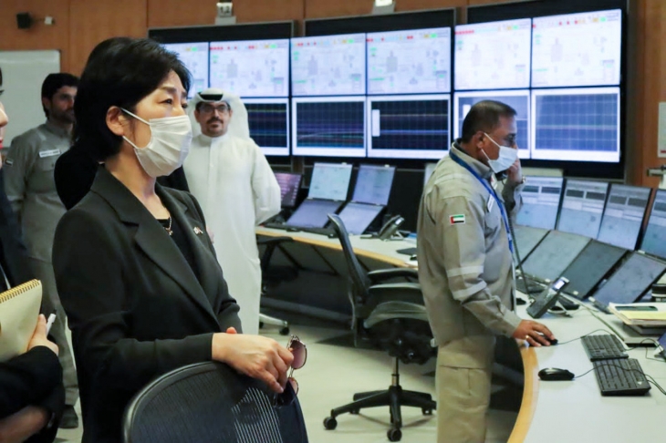 한화진 환경부 장관이 지난해 1월 15일 아랍에미리트(UAE)를 방문해 에너지인프라장관과 ‘한·UAE 수자원 협력 업무협약’을 체결한 후 해수 담수화 시설을 둘러봤다. 이후 8월 국내 기업이 9200억원 규모의 해수 담수화 건설사업을 수주했다. 서울신문