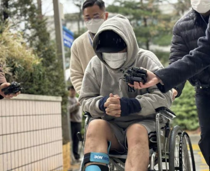 혼자 사는 여성의 집에 몰래 들어가 성폭행을 시도한 혐의 등으로 구속기소된 30대 남성 A씨에 대해 검찰이 중형을 구형했다. 지난해 12월 A씨가 구속 전 피의자심문(영장실질심사)을 받기 위해 휠체어를 타고 인천지방법원에 출석하고 있다. 뉴스1