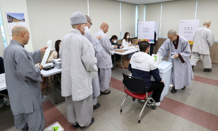 사전투표 첫날 스님도 ‘소중한 한 표’