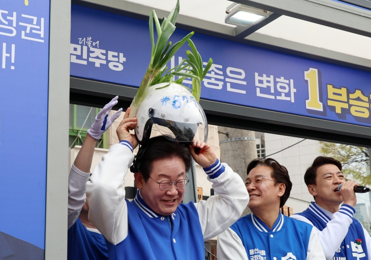 대파 헬멧 착용하는 이재명 대표