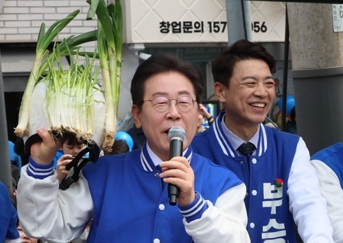 ‘대파 헬멧’ 들어 보이는 이재명 더불어민주당 대표